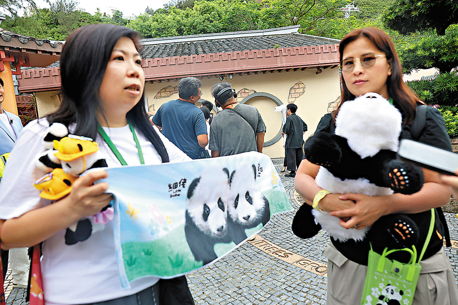 ●粉絲自製條幅為孖寶慶生。 香港文匯報記者萬霜靈  攝