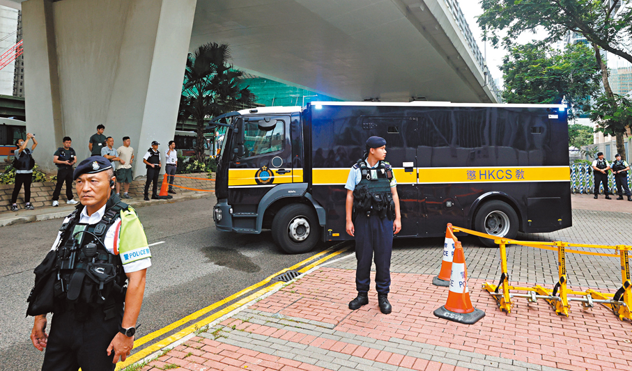 ●囚車抵達西九龍裁判法院。 香港文匯報記者郭木又  攝