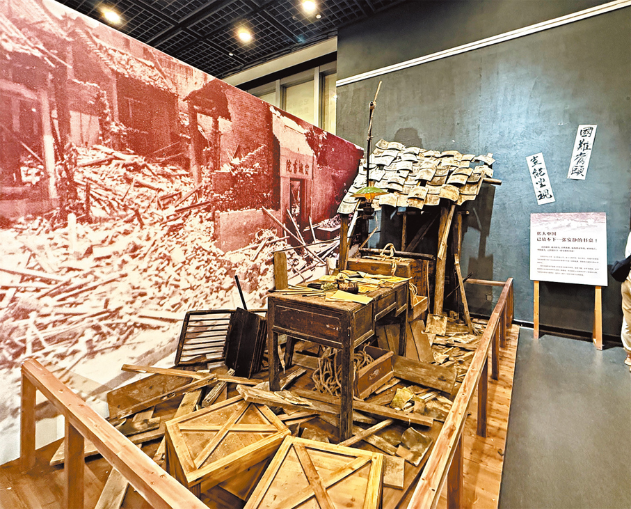 ●「被轟炸的校園」復原場景。 香港文匯報記者黃寶儀  攝