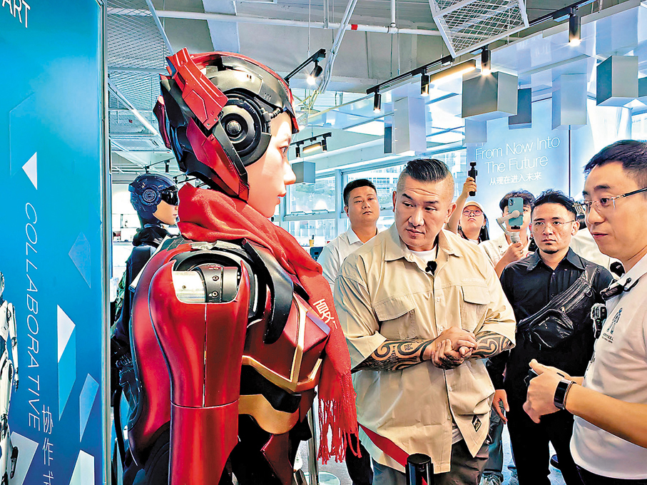 ●台灣網紅「館長」陳之漢在深圳參觀機器人6S店。 香港文匯報記者郭若溪  攝