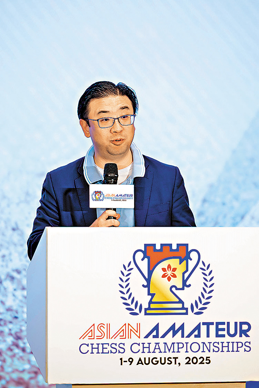 ●高鼎國協助運動員備戰全運會。 中國香港國際象棋總會圖片