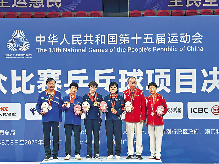 ●北京隊（中間兩人）在全運會群眾比賽乒乓球項目奪五金，成為最大贏家。 香港文匯報記者敖敏輝  攝