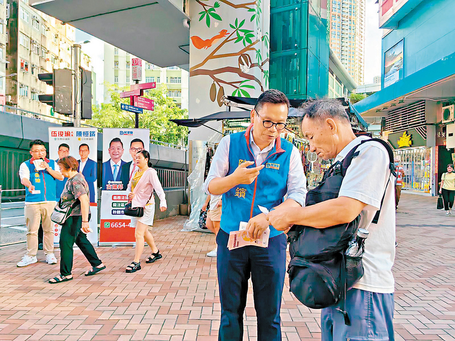 ●陳恒鑌昨日在荃灣街頭呼籲市民做好預防措施。