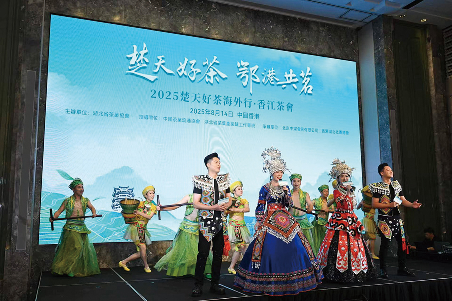 ●現場舉行歌舞表演《山歌邀您來土家》。
