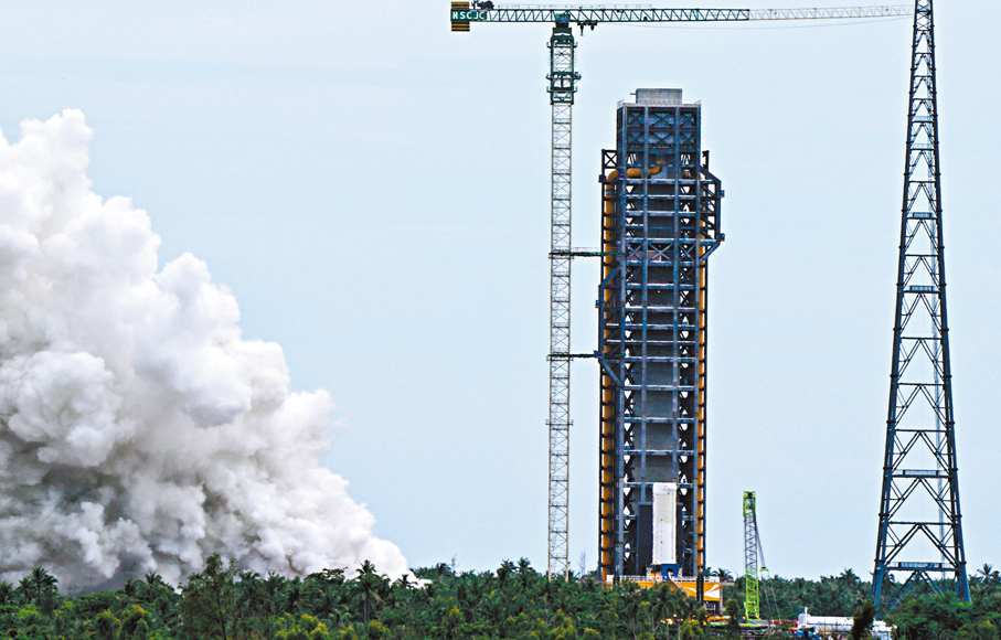 ●8月15日，中國在文昌航天發射場成功組織實施長征十號系列運載火箭系留點火試驗。 新華社