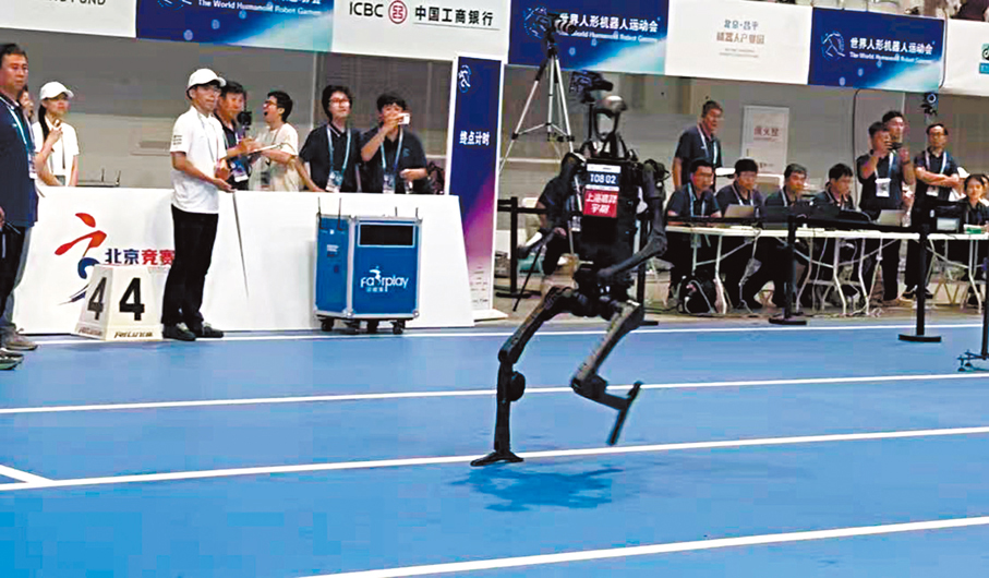 ●宇樹H1機器人以1分28.03秒的成績奪得田徑400米冠軍。 香港文匯報記者蘇雨潤  攝