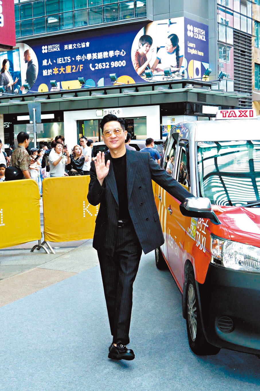 ●張家輝向粉絲打招呼。  香港文匯報記者阿祖  攝