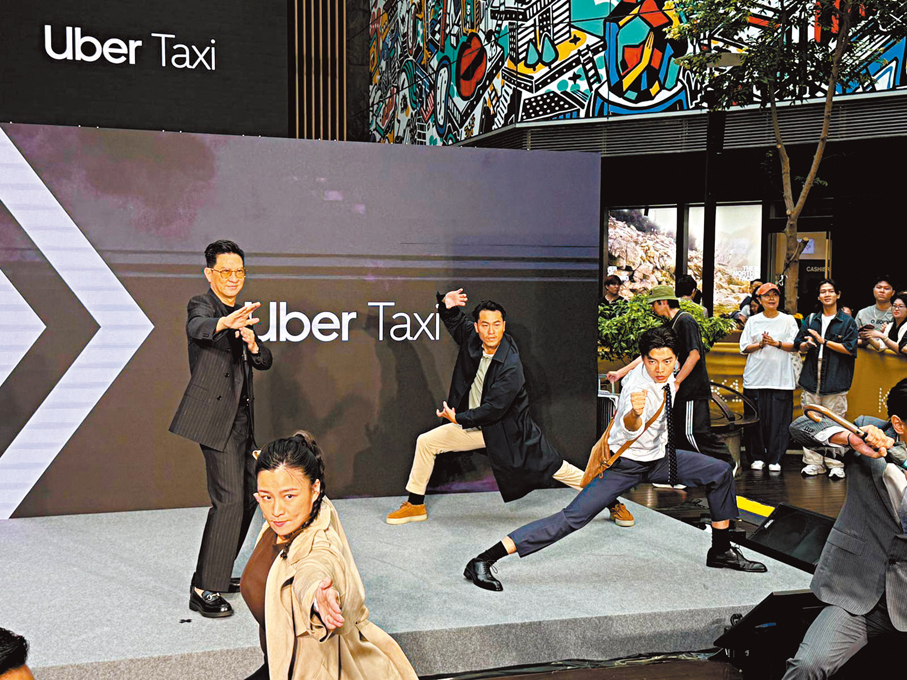 ●張家輝晒武術功底。  香港文匯報記者阿祖  攝