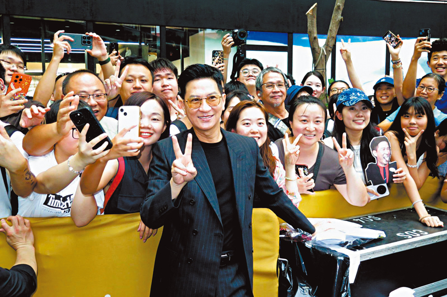 ●張家輝走近粉絲堆合影。 香港文匯報記者阿祖  攝