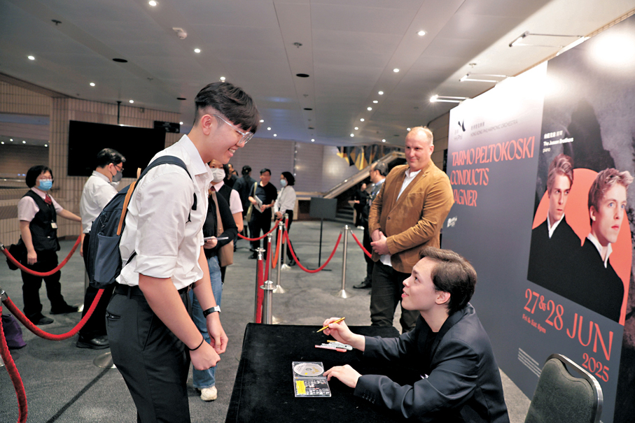 ●貝托祺為樂迷簽名。攝影：Keith Hiro/港樂