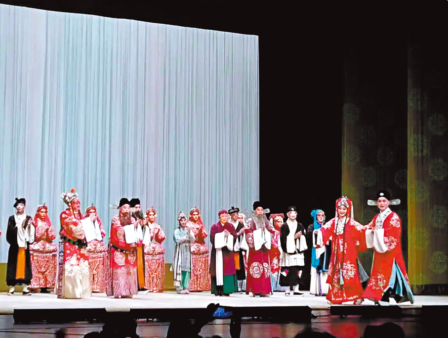 ●京劇名家于魁智、李勝素赴台演出時謝幕。 主辦方供圖