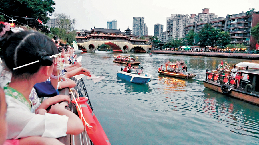●遊客體驗「夜遊錦江」。