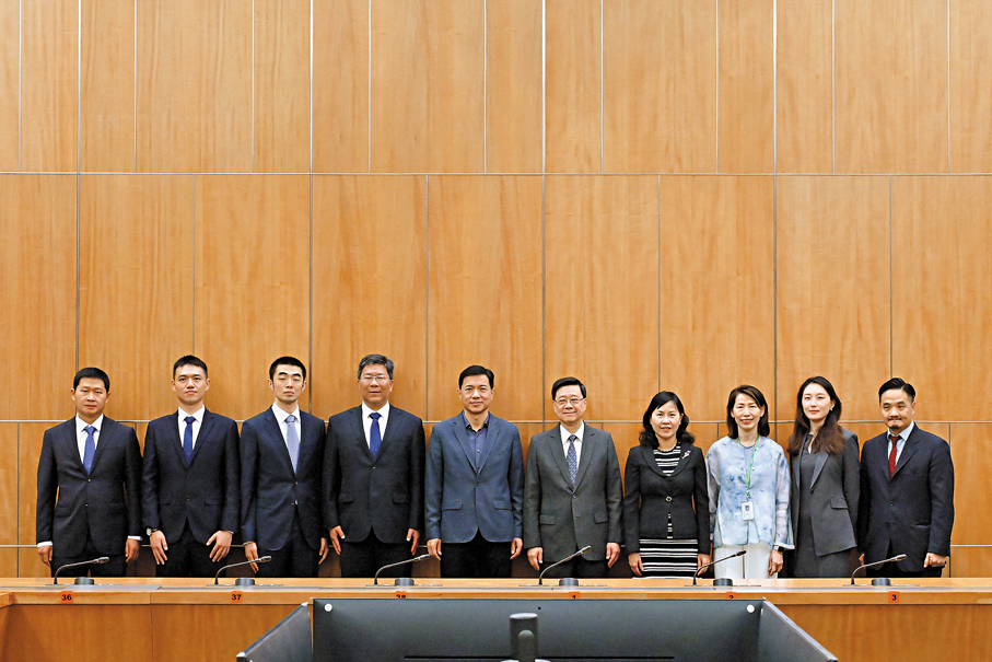 ●李家超會晤李彥宏，聽取百度AI發展及自動駕駛技術在香港應用的意見。