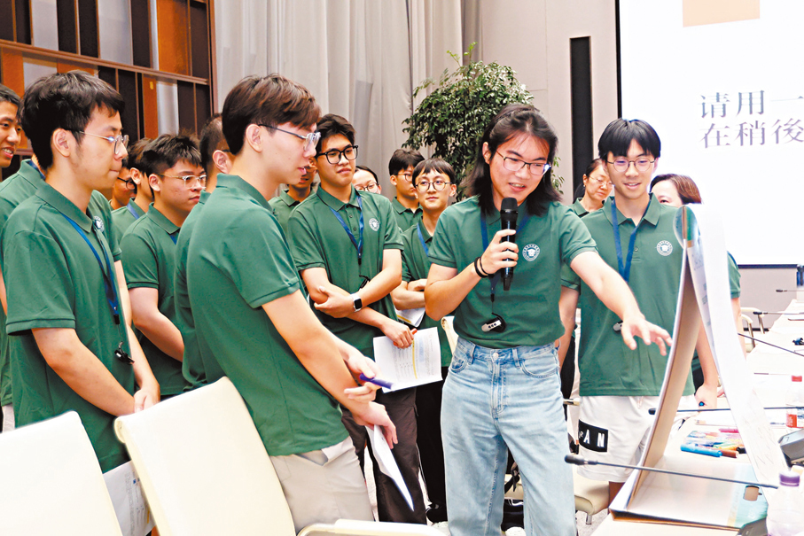 ●港生在阿里巴巴參觀交流。 受訪者供圖