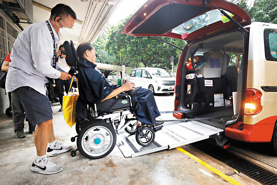  ●孫玉菡表示，特區政府推出照顧者資料庫試行計劃，旨在識別高危照顧者家庭個案，推行首月已識別70宗，其中兩宗獲緊急支援。圖為照顧者在推着坐輪椅的長期病患者乘坐的士。 資料圖片