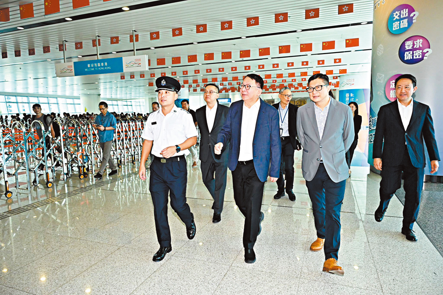 ●陳國基、鄧炳強等官員昨日到訪香園圍管制站，檢視口岸部門應對出入境人流上升的各項安排和運作。 陳國基Fb圖片