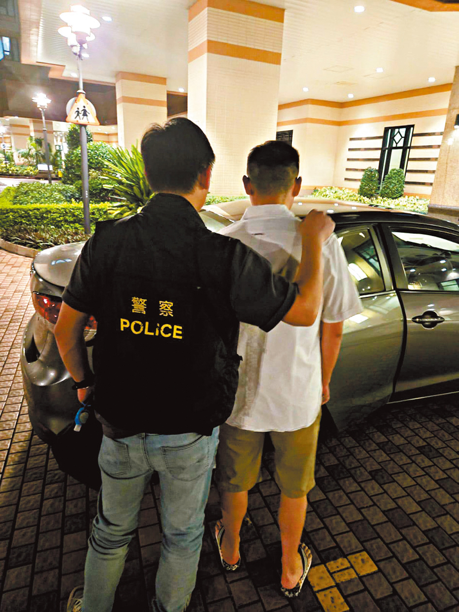 ●其中一名涉案詐騙集團的男骨幹成員（右）被捕。