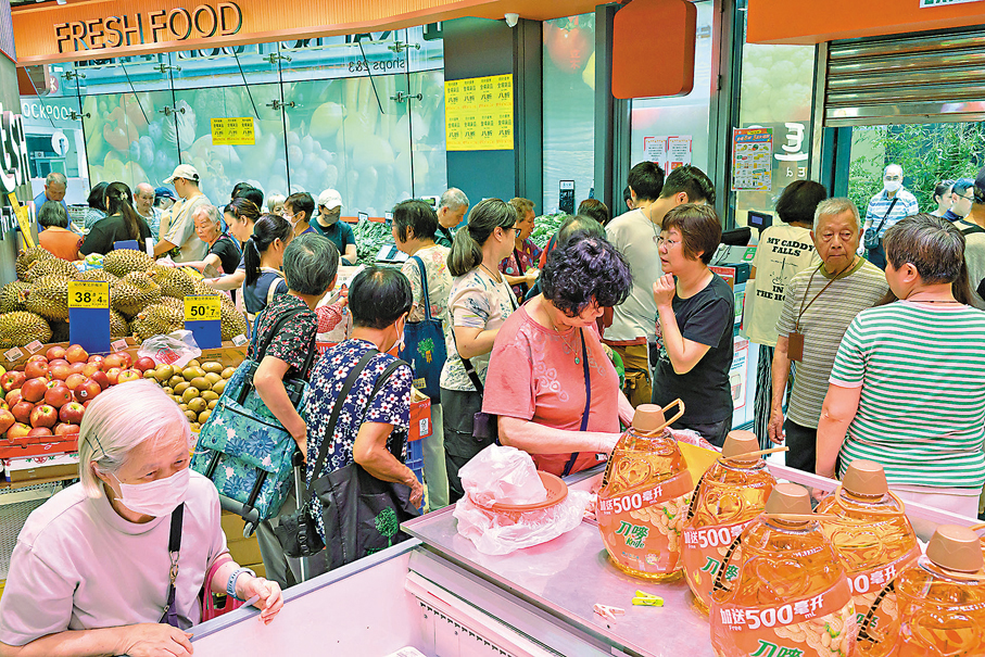 ●佳寶超級市場一連三日推出全場八折活動,引來大批市民到場掃貨。