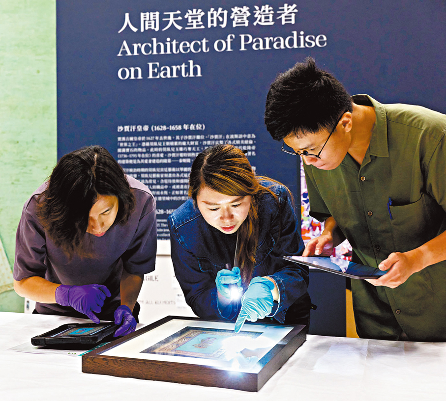 ●V&A與香港故宮館的布展團隊一起檢查展品。 香港故宮館供圖