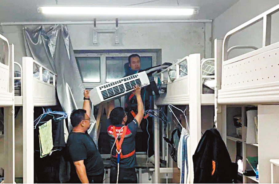 ●空調安裝師傅正在作業中。香港文匯報記者于海江 攝