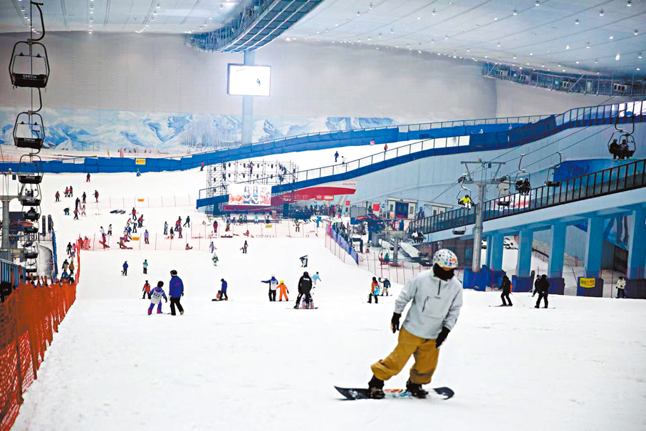 ●哈爾濱持續高溫,位於松北區融創茂的熱雪奇跡卻熱鬧非凡。 香港文匯報記者于海江 攝