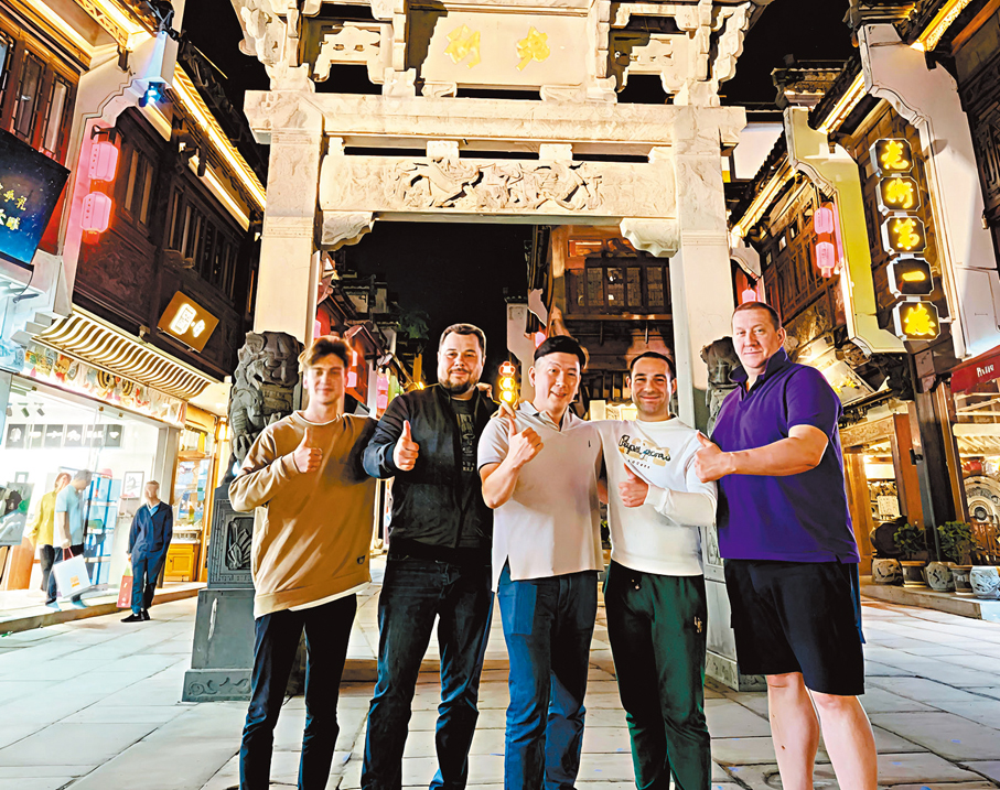 ●王宏鵬與前來中國拜訪的俄羅斯客戶洽談種子推廣業務。