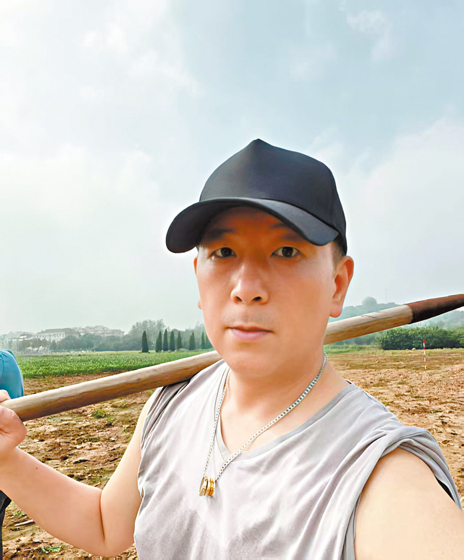 ●通過在公司種植基地體驗傳統農業生產，王宏鵬迅速成長為「新農人」。