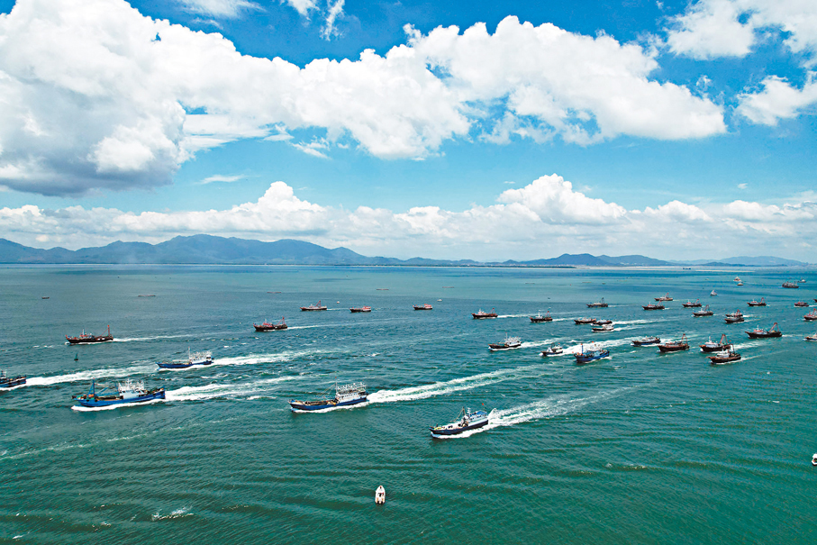 ●8月16日，廣東陽江，隨着一聲開漁令下，停泊在閘坡漁港內的千餘艘漁船爭「鮮」出海。 中新社