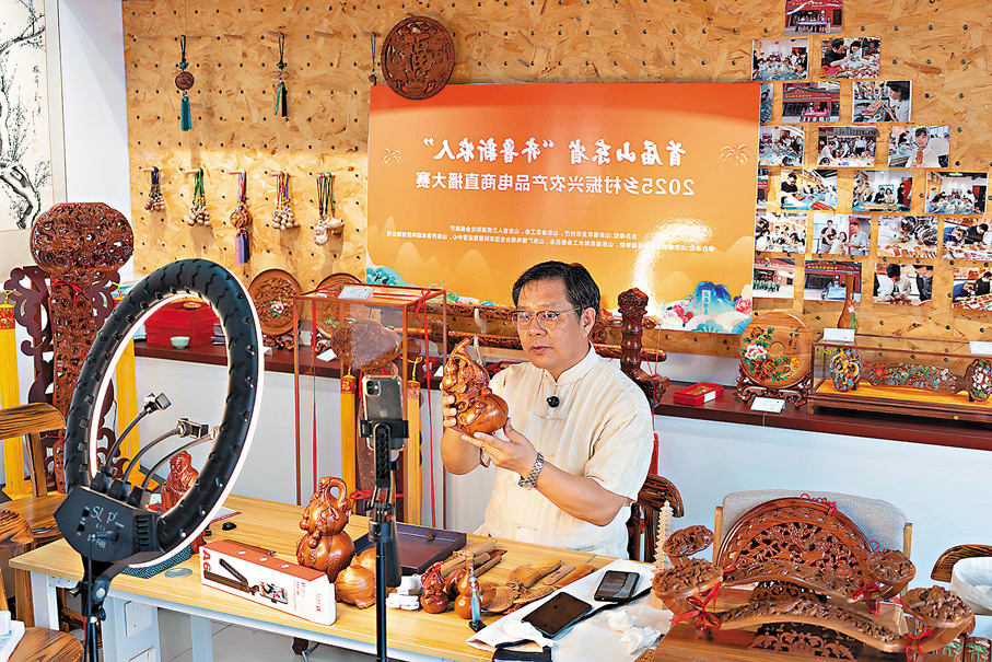 ●「泰山桃木王」掌門人王來新親身直播帶貨。 記者胡臥龍  攝