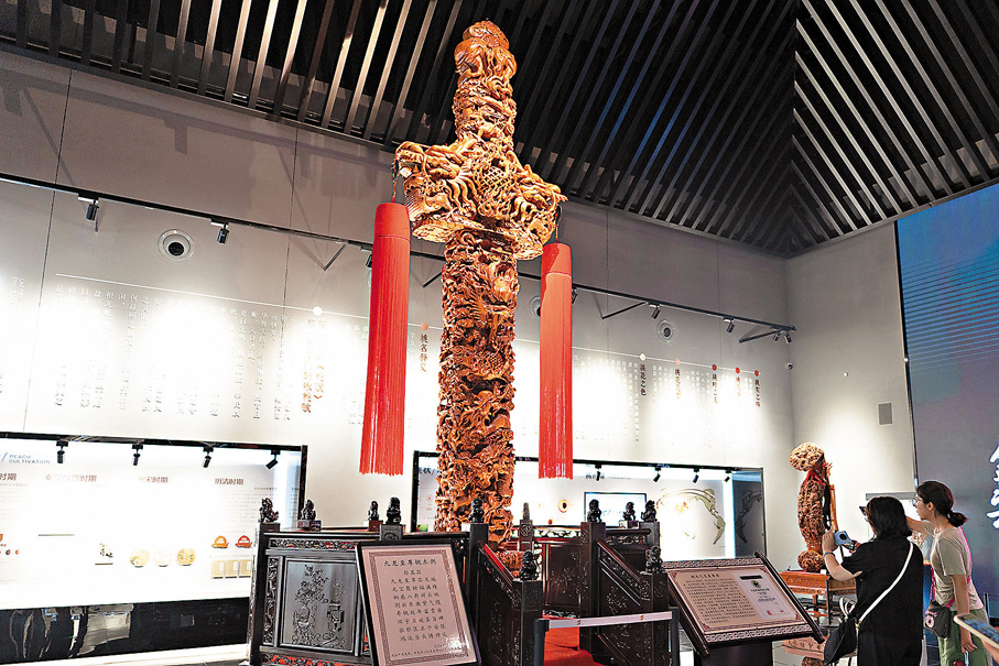 ●肥城桃木雕刻作品。 記者胡臥龍  攝