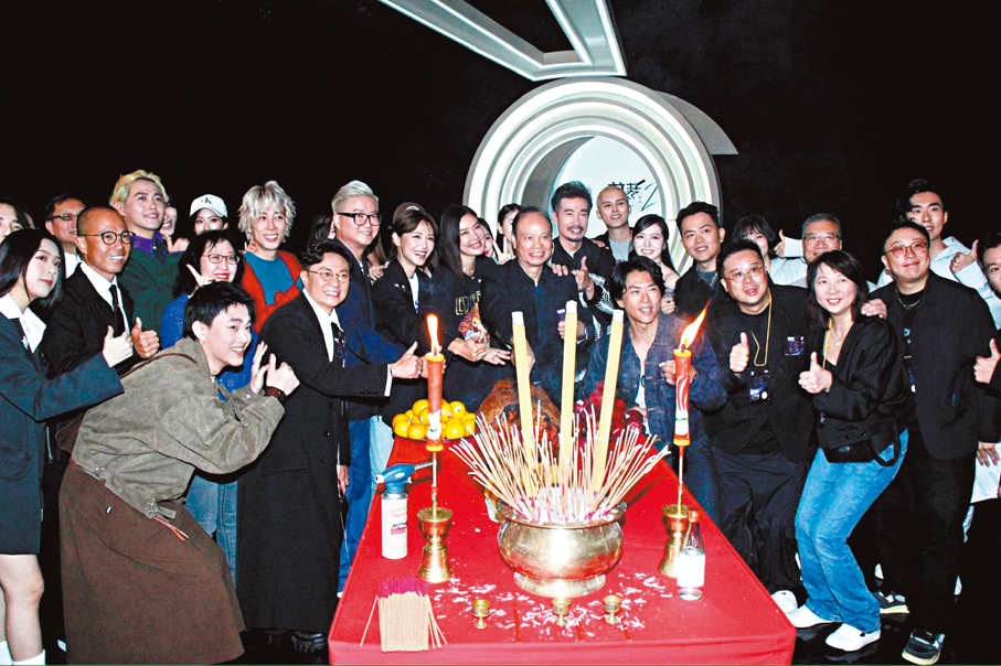 ●一班藝人與時裝界人士昨日參與《剪裁魔法師2》拜神活動。 香港文匯報記者達里 攝