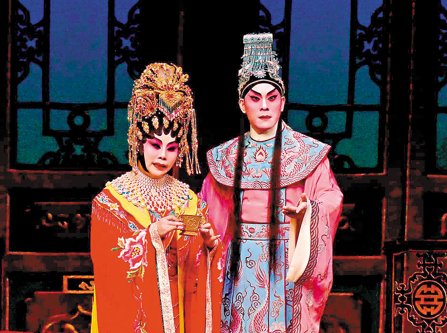 ●梁兆明與楊小漫（左）合演《忠義守危城》。