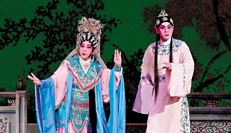 ●梁兆明與張寶華（左）合演《南唐殘夢》。