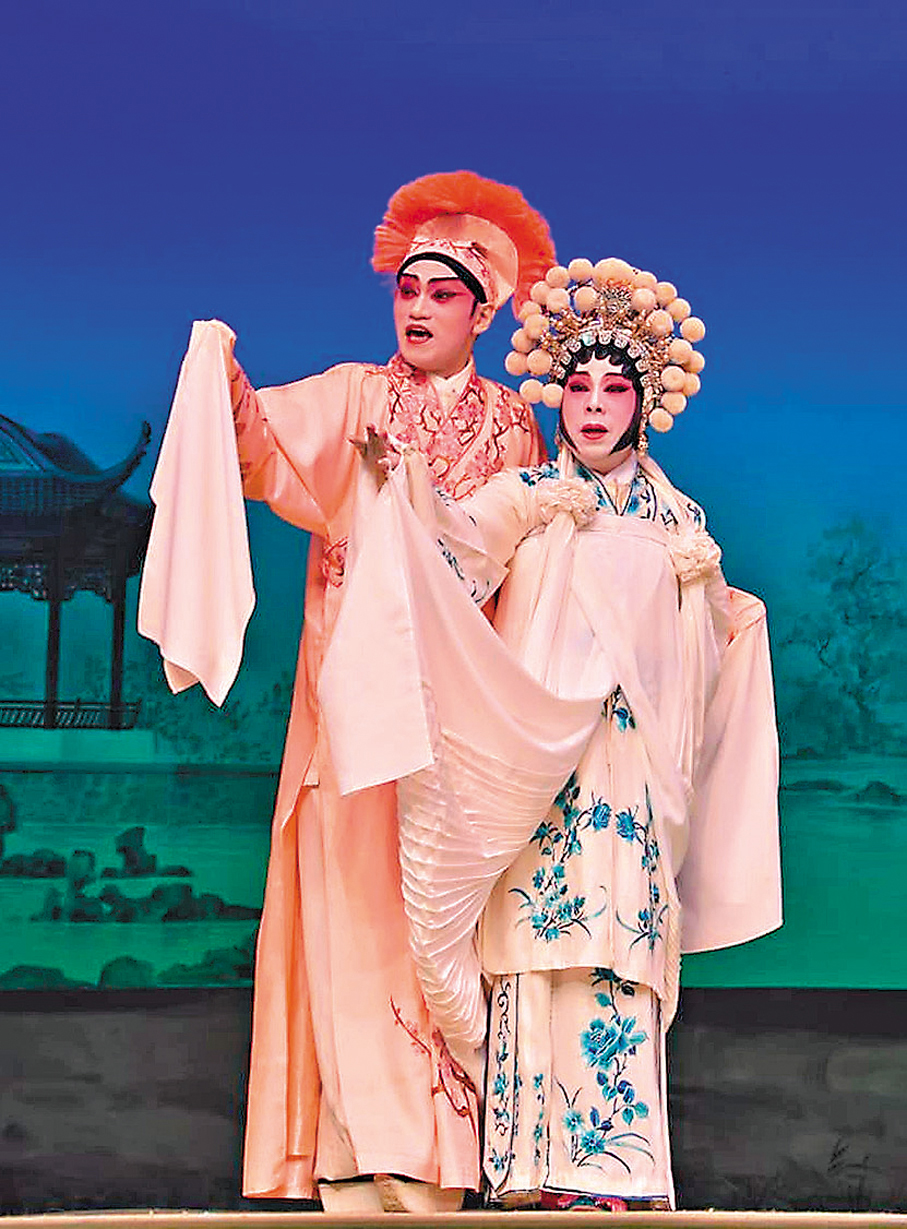 ●譚穎倫（左）是朗暉兒童班的學員，多年學藝，現是粵劇圈當紅新秀，與當年老師張寶華也時常合作演出，今次兩人合演《瓊蓮公主之聽曲》。