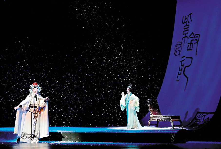 ●觀眾可在由簡約舞台布景、燈光營造的戲場中，看到劉惠鳴演在邊塞的李十郎，白雪紅演在長安的霍小玉在遙寄相思。