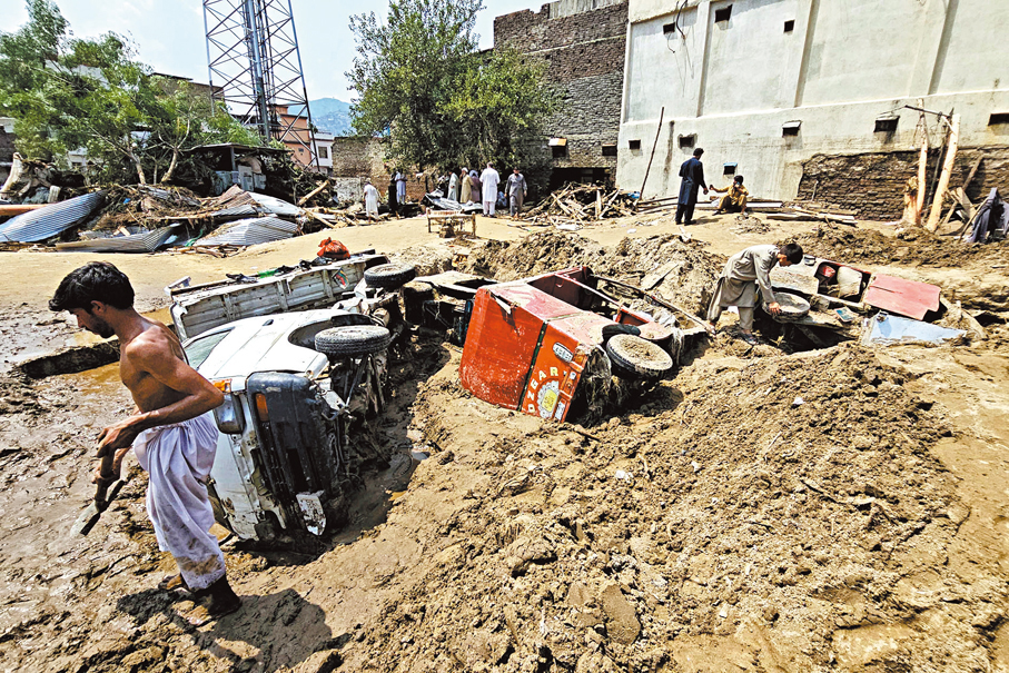 ●巴基斯坦斯瓦特谷地居民災後清理淤泥。 美聯社