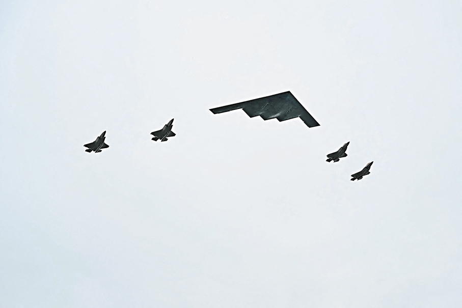 ●B-2轟炸機帶領美軍戰機編隊，從機場上空呼嘯而過。 法新社