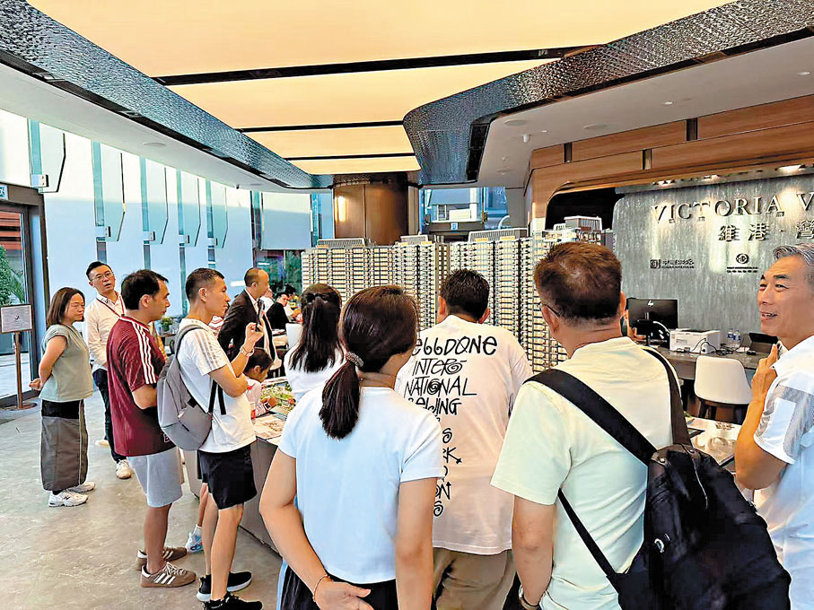 ●內地客入市購置香港住宅,在維港‧灣畔售樓處排隊參觀。 香港文匯報記者李昌鴻 攝