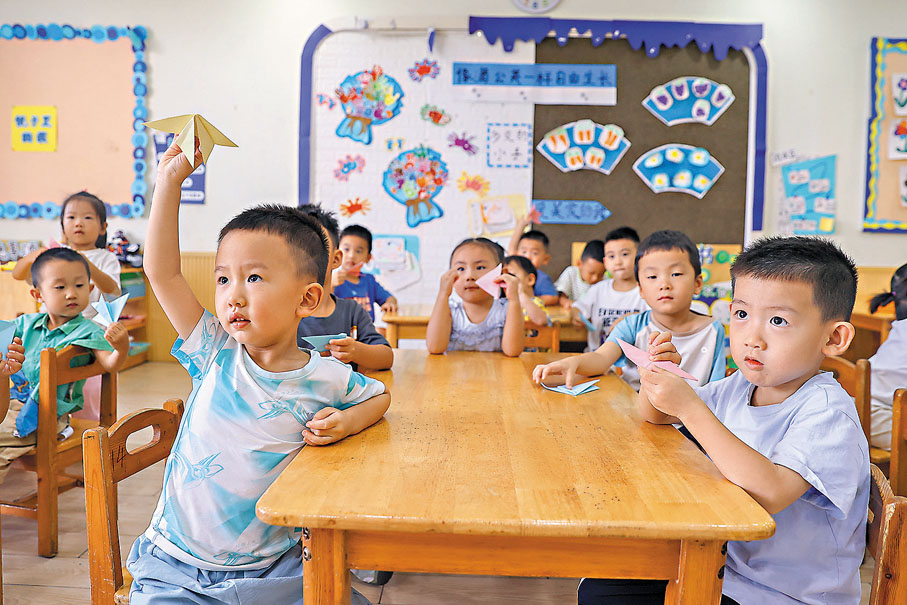 ●內地推免費學前教育政策。圖為江西一幼兒園小朋友在教室做遊戲。資料圖片