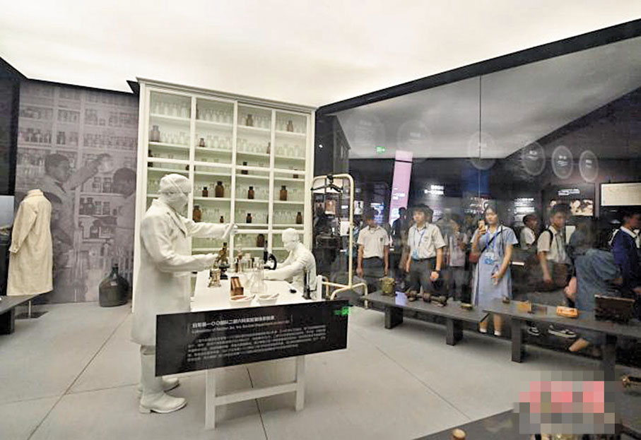 ●港生走進東北淪陷史陳列館，直面大量日本侵華罪證。 資料圖片
