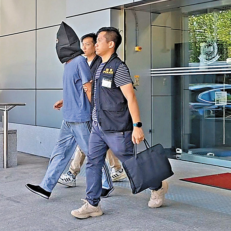 ●被警方新界北總區重案組探員拘捕的其中一名男疑犯。 香港文匯報記者鄧偉明  攝