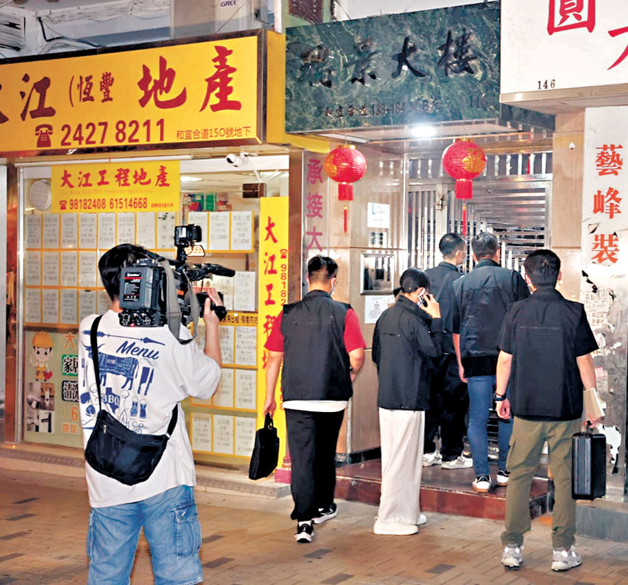 ●探員奉召到場調查。香港文匯報記者鄺福強  攝