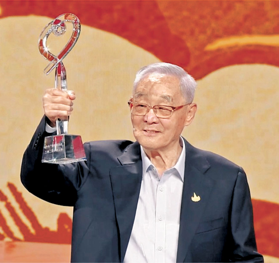 ●畢生秉持「擎炬照月華」信念的航天專家欒恩傑。   網上圖片