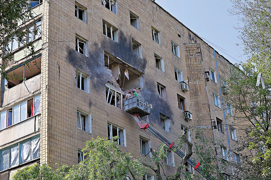 ●在俄控頓涅茨克，一棟大樓被烏軍襲擊。 路透社