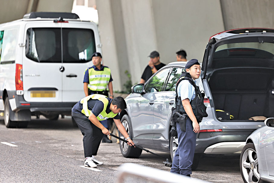 ●黎智英涉嫌違反香港國安法的案件昨日在西九龍裁判法院進行結案陳詞。圖為警員在檢查進入法院的車輛。 香港文匯報記者鄧偉明 攝