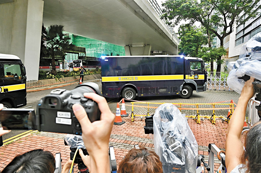●懲教署押送黎智英的車輛，前往西九龍裁判法院。中新社