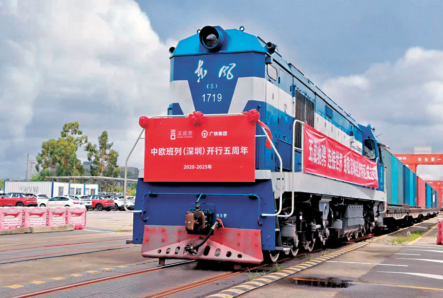 ●8月18日，國鐵廣州局平湖南貨場汽笛長鳴，慶祝中歐班列（深圳）開行五周年。 中新社
