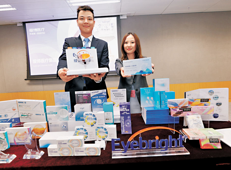 ●崔若鴻(左)說,公司未來將繼續加大在香港及海外市場的投資,香港的投資主要是與本地大學共同研發項目及人才招聘。香港文匯報記者萬霜靈 攝