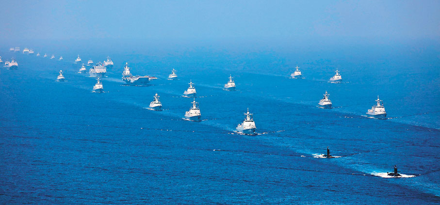 ●2018年4月12日,中央軍委在南海海域隆重舉行海上閱兵,展示人民海軍嶄新面貌,激發強國強軍堅定信念。習近平檢閱部隊並發表重要講話。這是航母打擊作戰群等接受檢閱。
