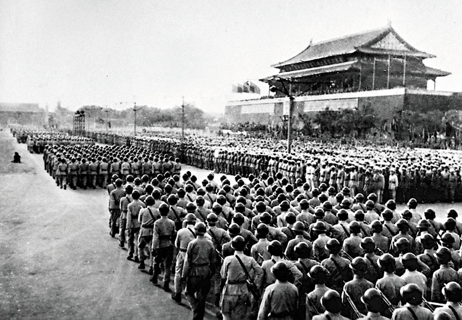 ●1949年10月1日,開國大閱兵。中國人民解放軍陸軍方陣通過天安門廣場。